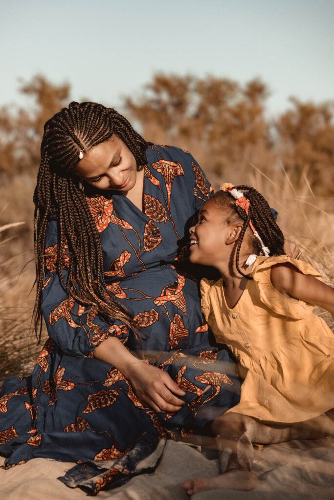 Séance grossesse en famille à la plage