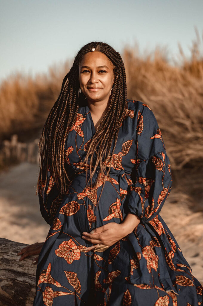 Séance grossesse en famille à la plage