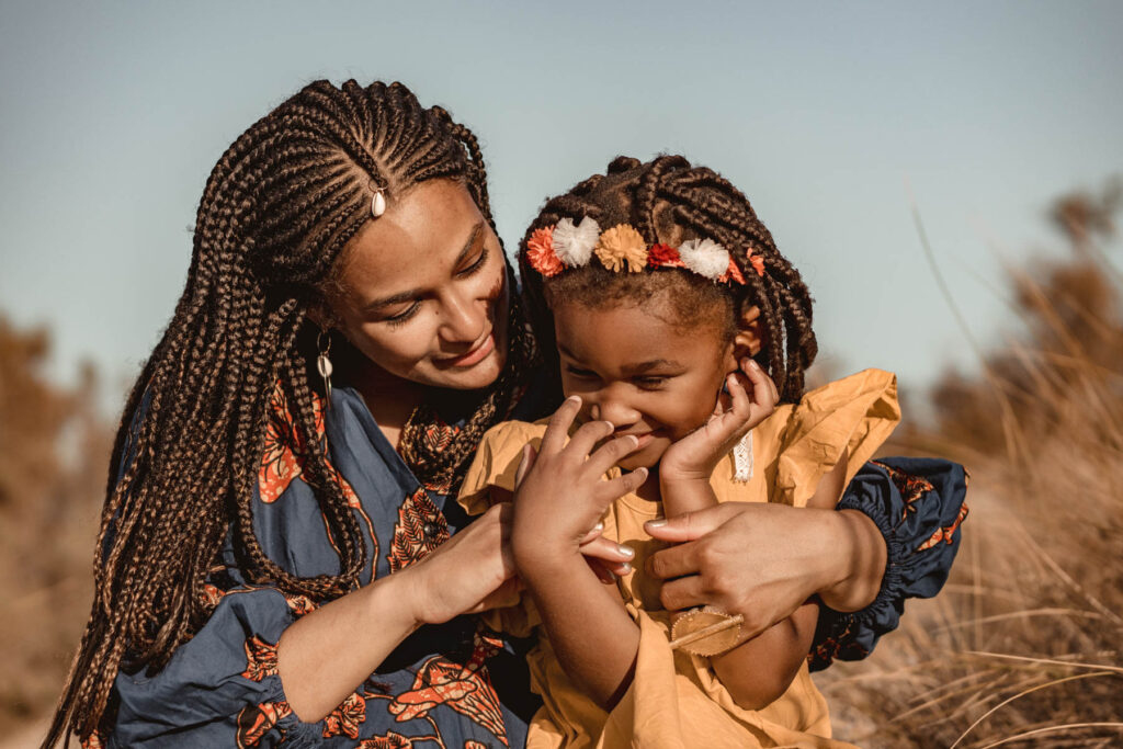 Séance grossesse en famille à la plage