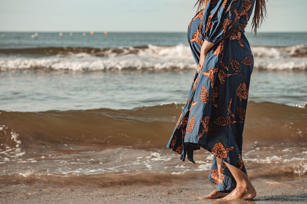 Séance grossesse en famille à la plage