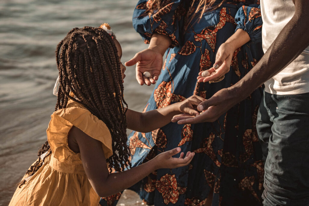 Séance grossesse en famille à la plage