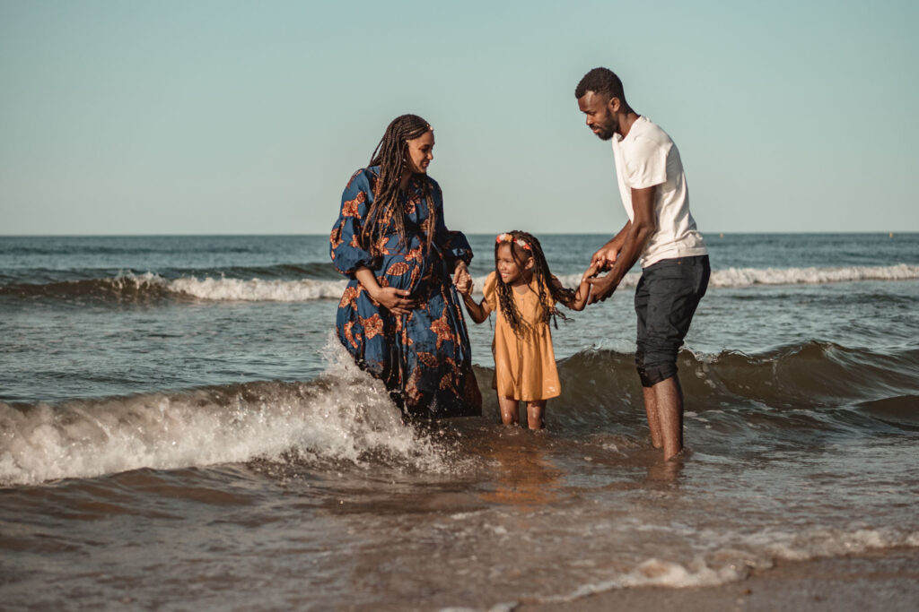 Séance grossesse en famille à la plage