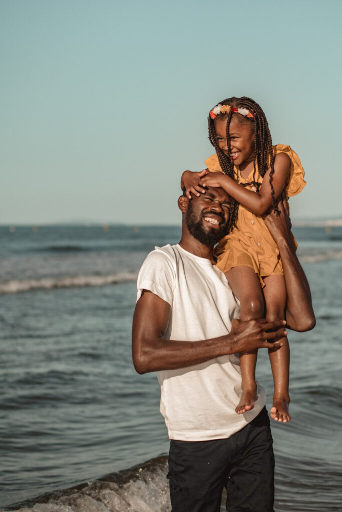 Séance grossesse en famille à la plage