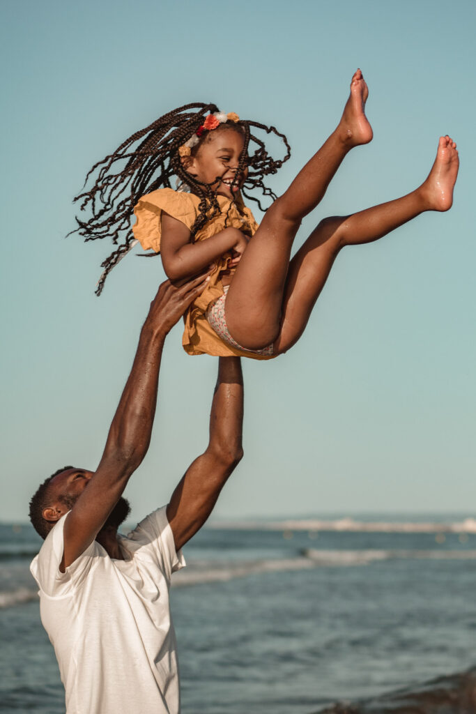 Séance grossesse en famille à la plage