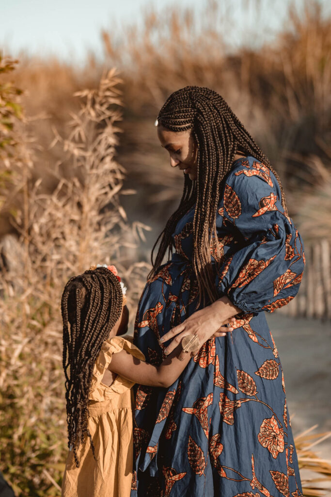 Séance grossesse en famille à la plage