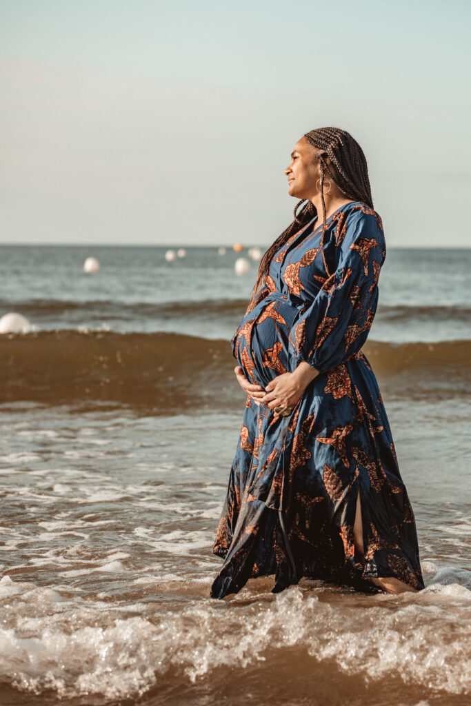 Séance grossesse en famille à la plage