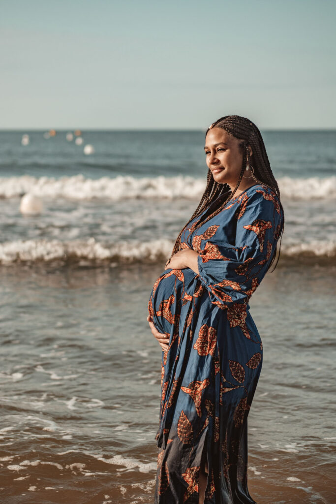 Séance grossesse en famille à la plage