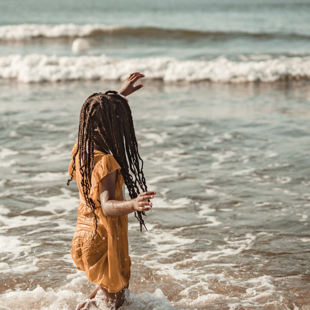 Séance grossesse en famille à la plage