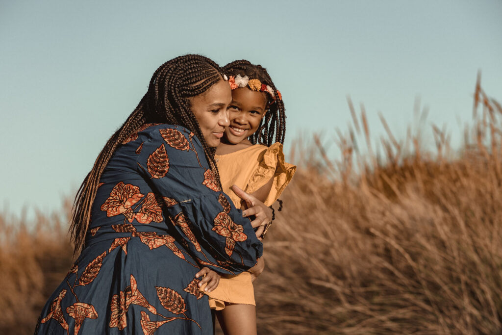 Séance grossesse en famille à la plage