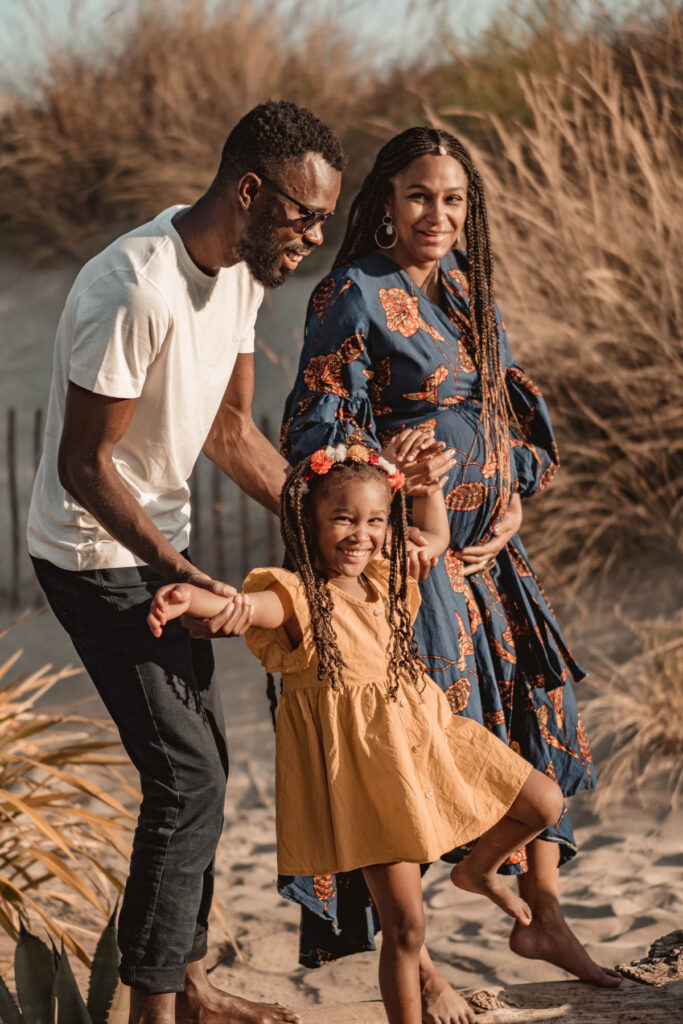 Séance grossesse en famille à la plage