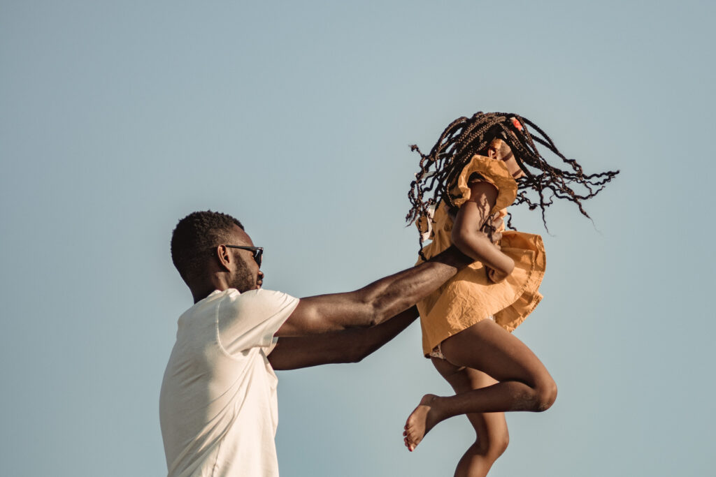 Séance grossesse en famille à la plage