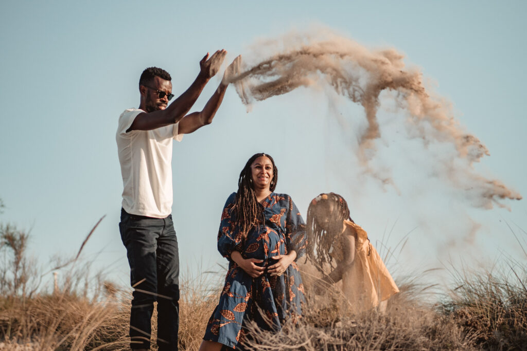 Séance grossesse en famille à la plage