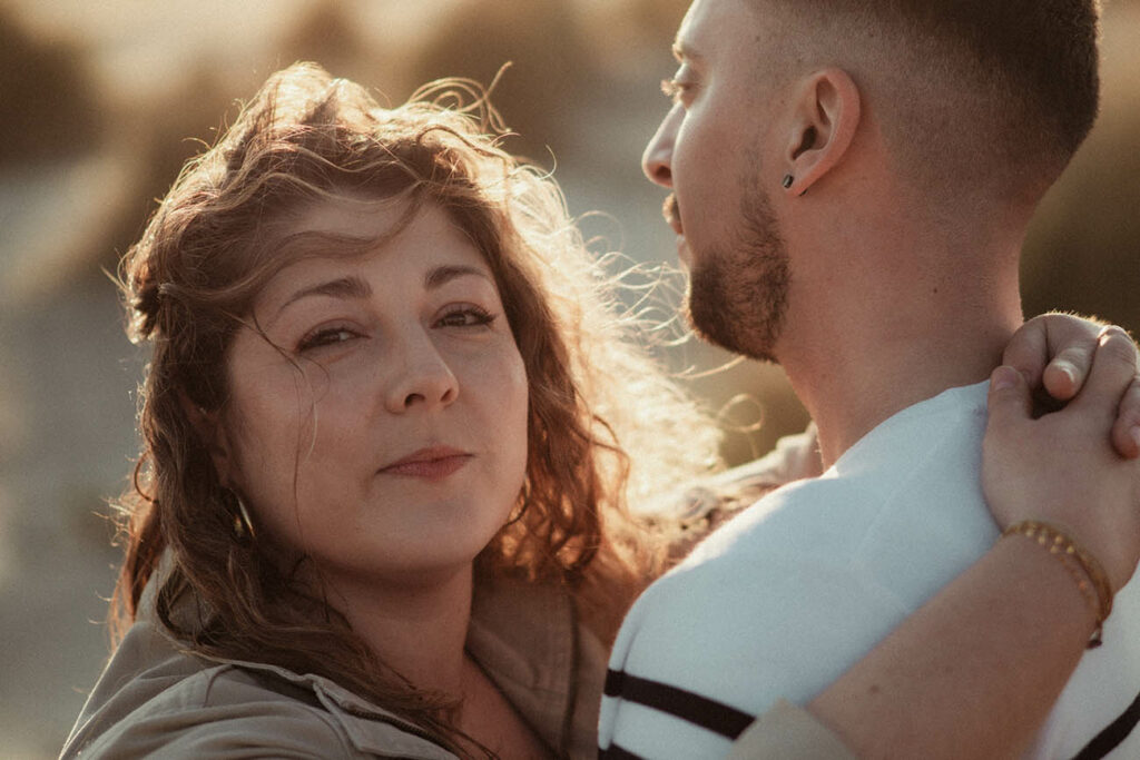 séance photo couple style rétro à la plage