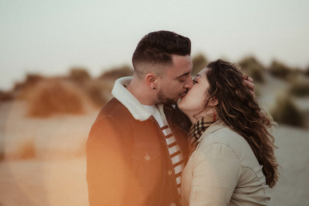 séance photo couple style rétro à la plage