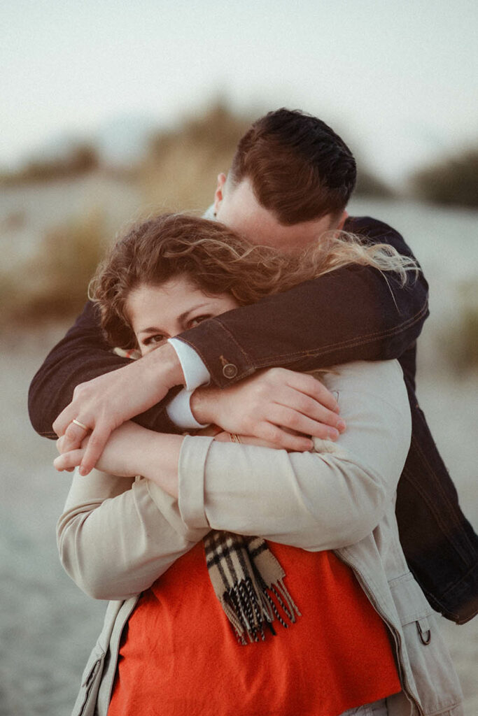 séance photo couple style rétro à la plage