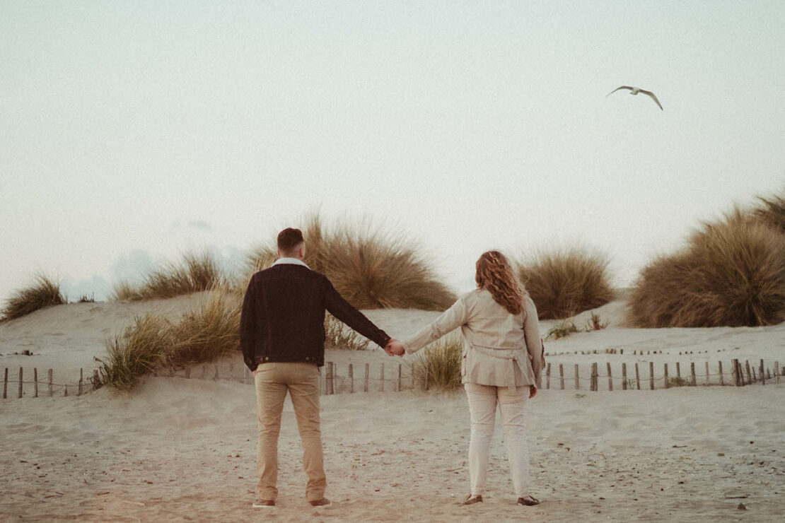 séance photo couple style rétro à la plage