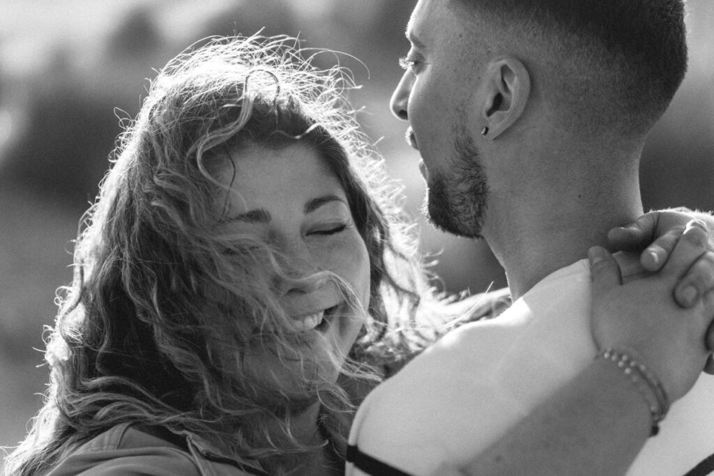 Photographe shooting couple à la plage à Montpellier.