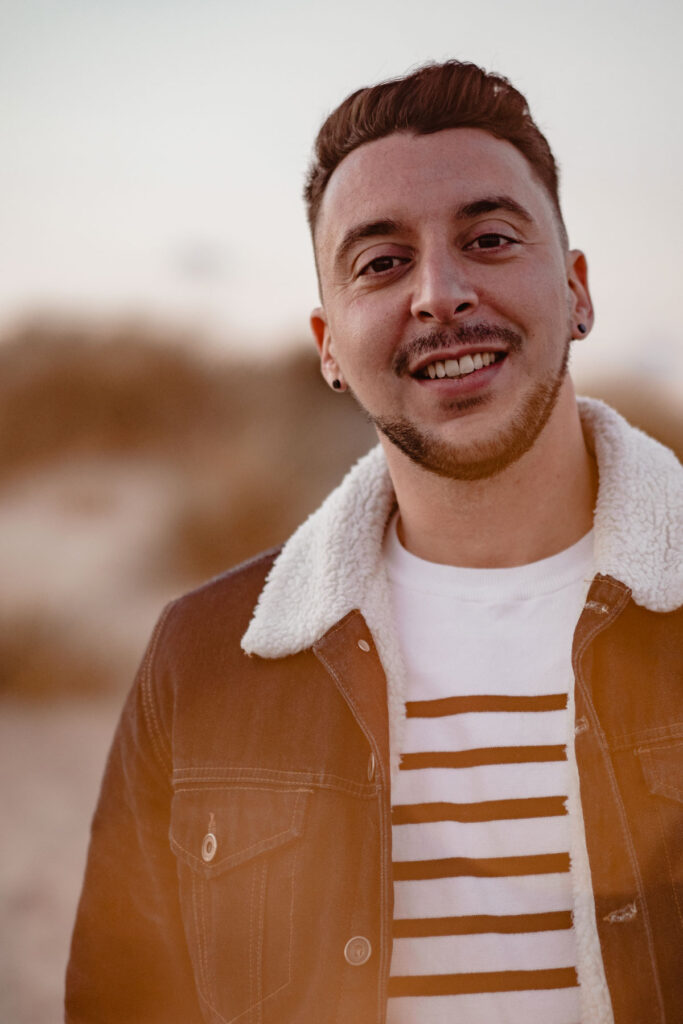 Photographe shooting couple à la plage à Montpellier.