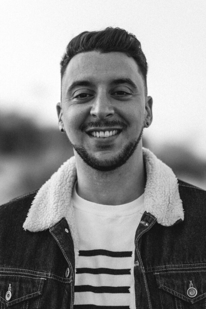 Photographe shooting couple à la plage à Montpellier.