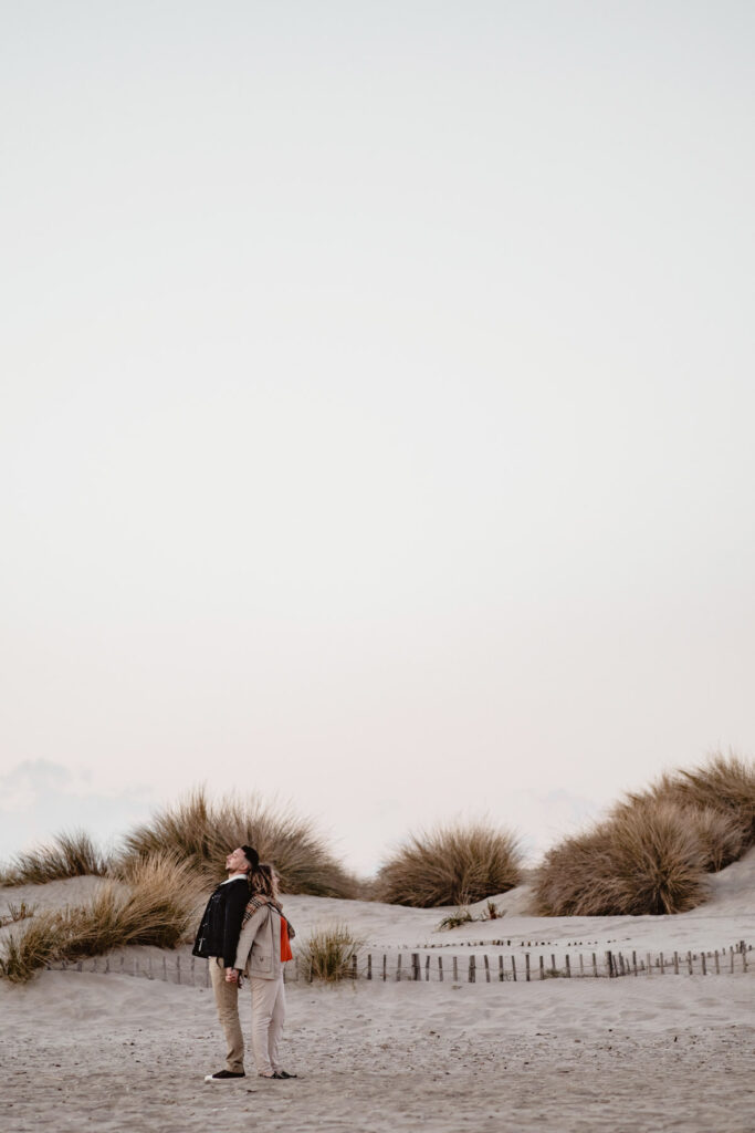 Photographe shooting couple à la plage à Montpellier.