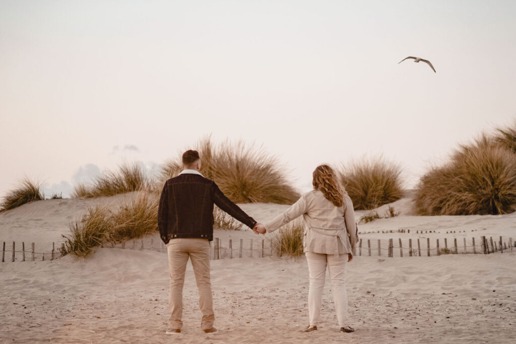 Photographe shooting couple à la plage à Montpellier.