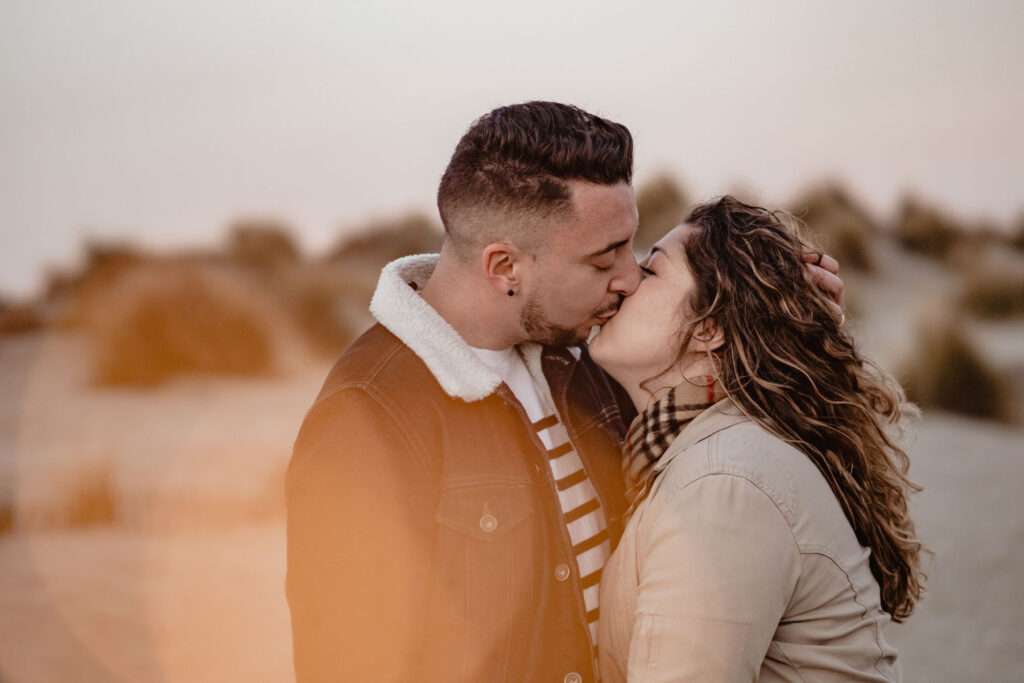 Photographe shooting couple à la plage à Montpellier.