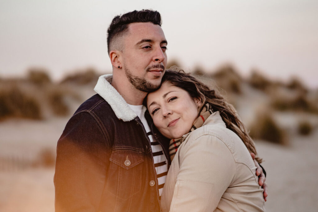 Photographe shooting couple à la plage à Montpellier.