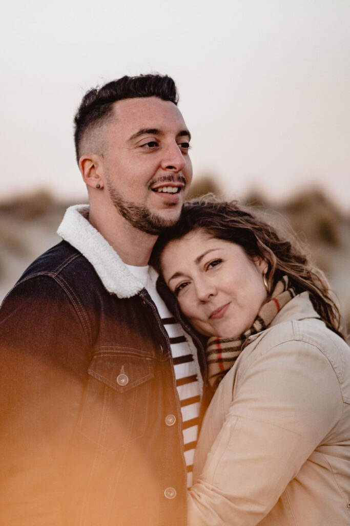 Photographe shooting couple à la plage à Montpellier.