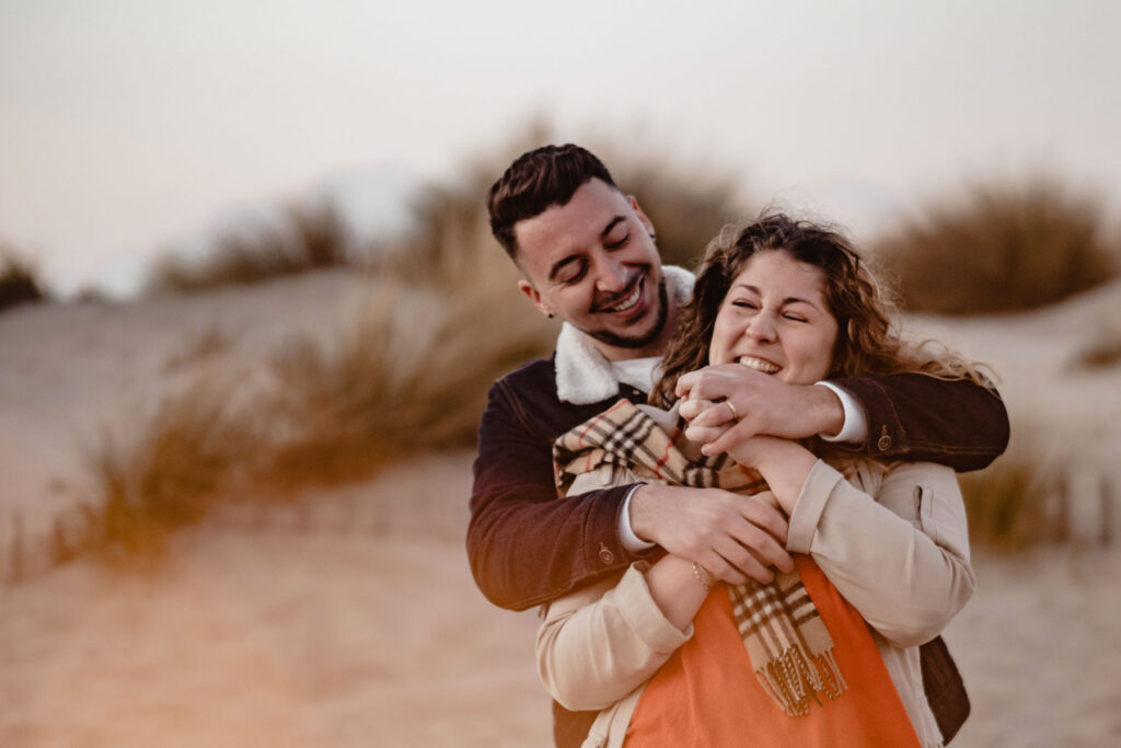 Photographe shooting couple à la plage à Montpellier.