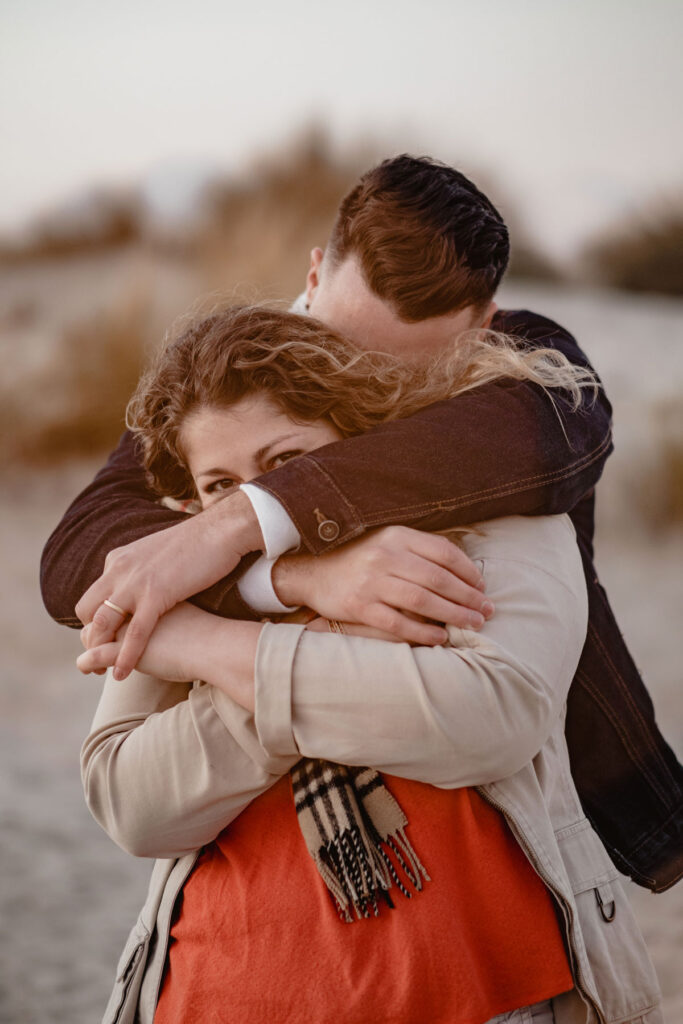 Photographe shooting couple à la plage à Montpellier.