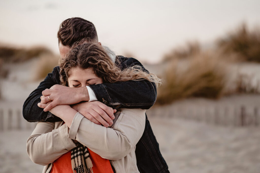 Photographe shooting couple à la plage à Montpellier.