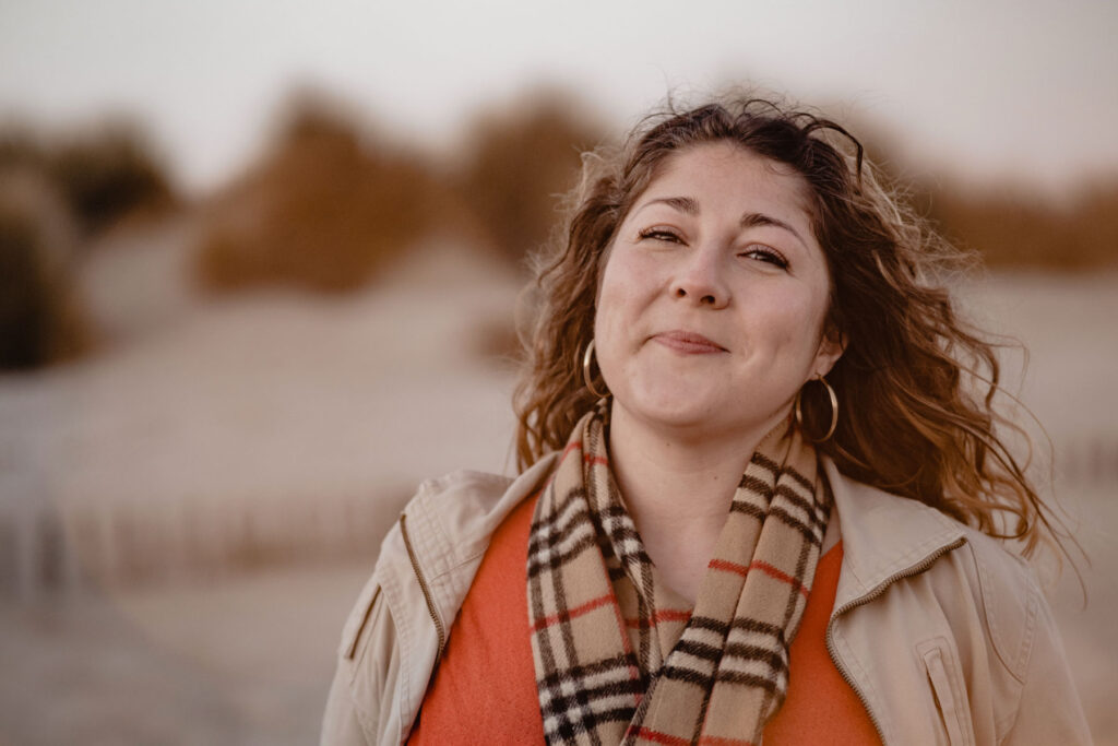 Photographe shooting couple à la plage à Montpellier.