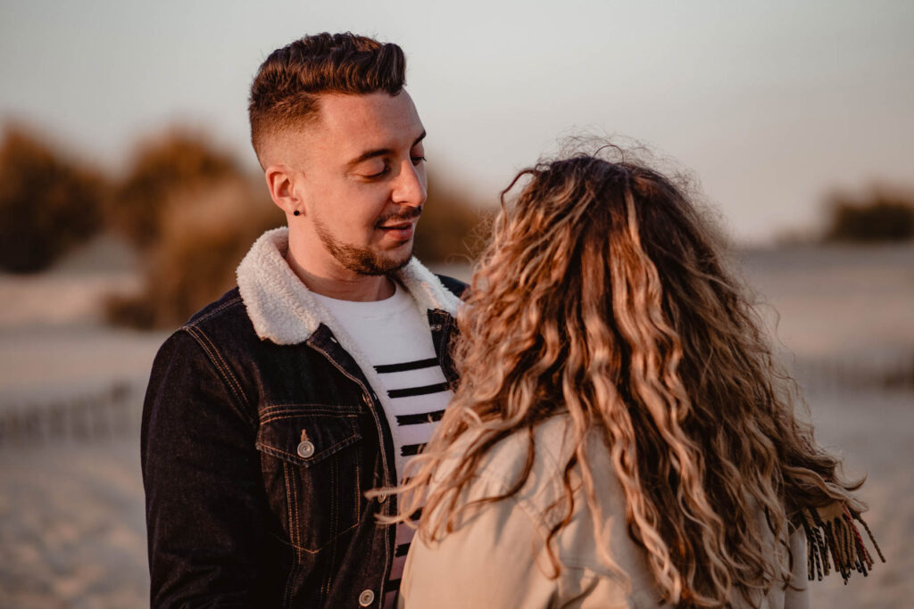 Photographe shooting couple à la plage à Montpellier.
