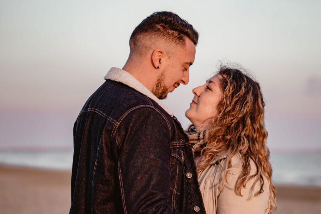 Photographe shooting couple à la plage à Montpellier.