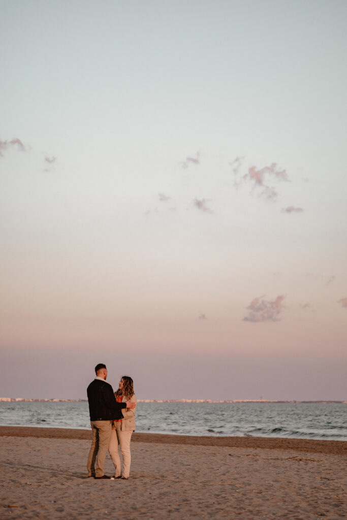 Photographe shooting couple à la plage à Montpellier.