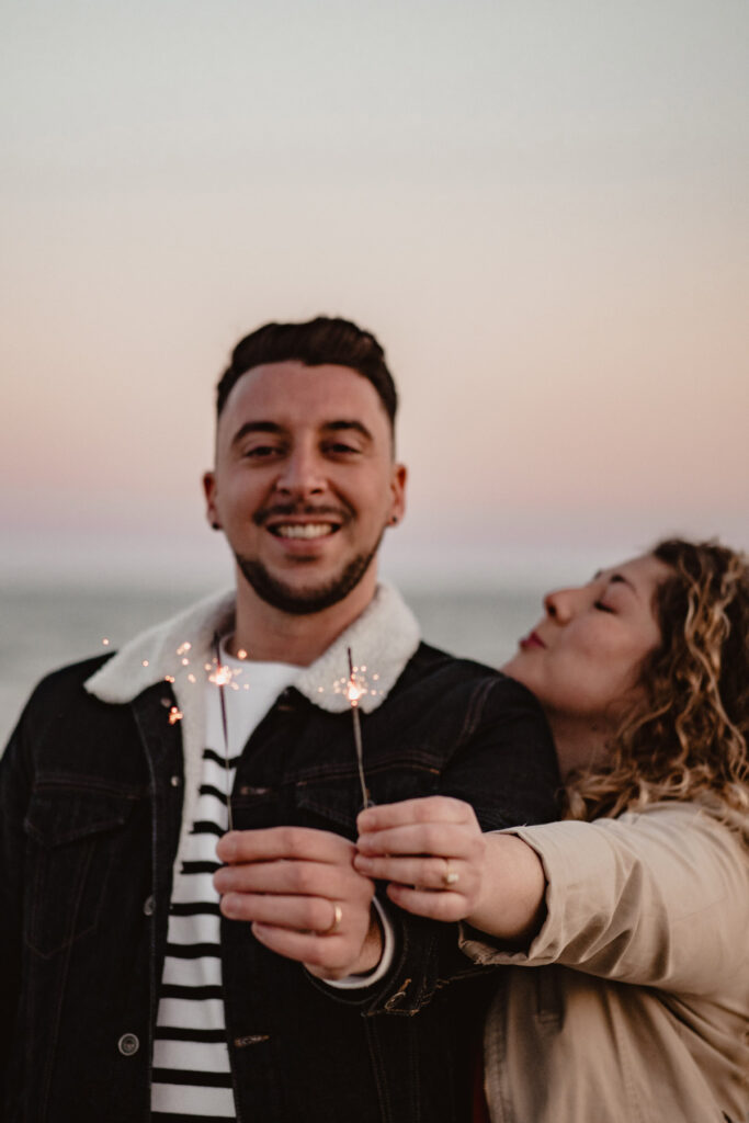 Photographe shooting couple à la plage à Montpellier.