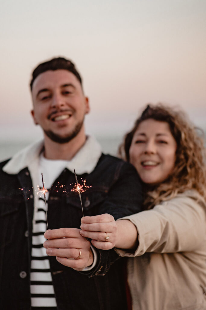 Photographe shooting couple à la plage à Montpellier.
