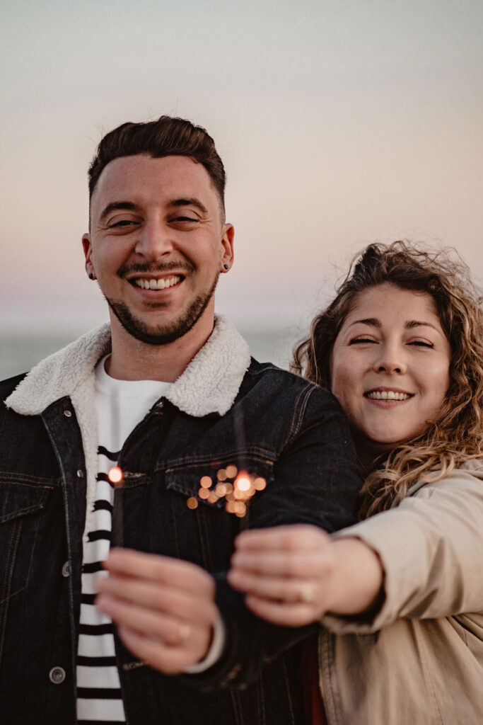 Photographe shooting couple à la plage à Montpellier.
