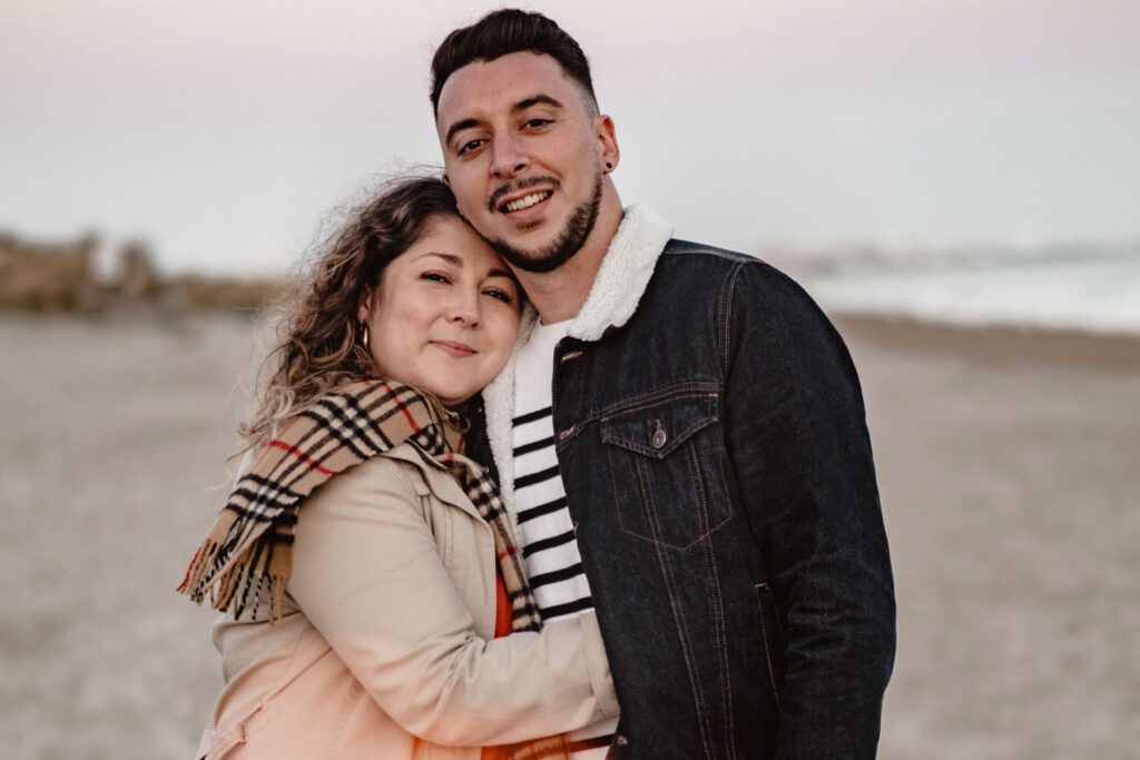 Photographe shooting couple à la plage à Montpellier.