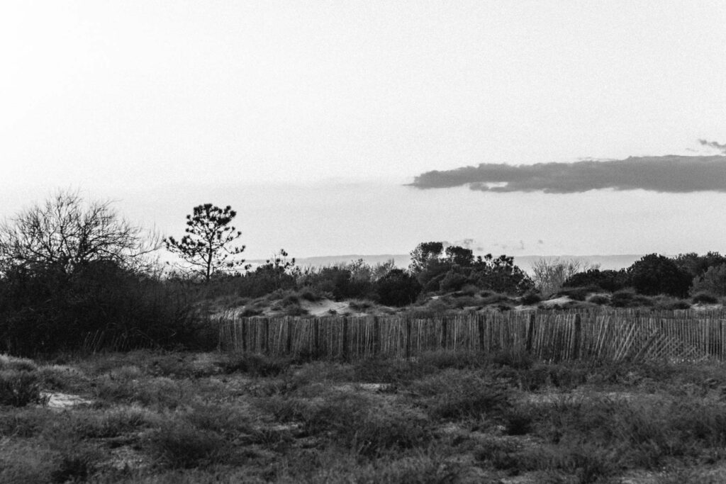 Photographe shooting couple à la plage à Montpellier.