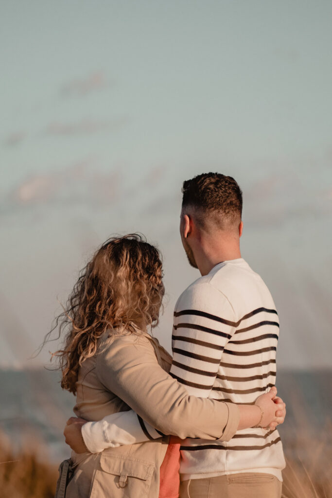 Photographe shooting couple à la plage à Montpellier.