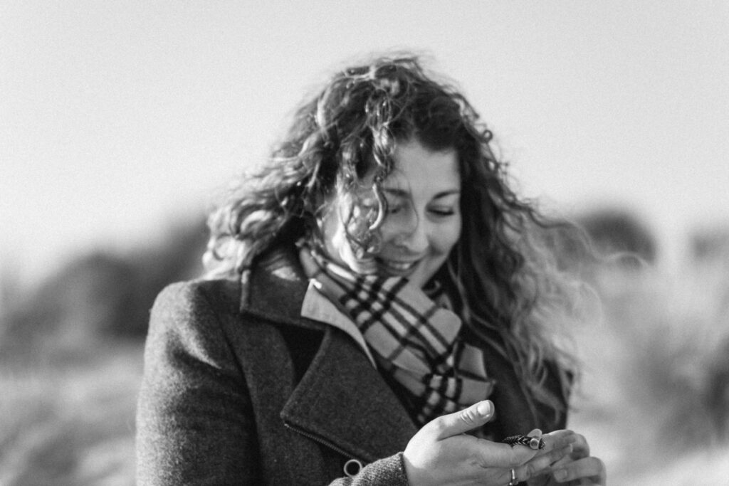 Photographe shooting couple à la plage à Montpellier.