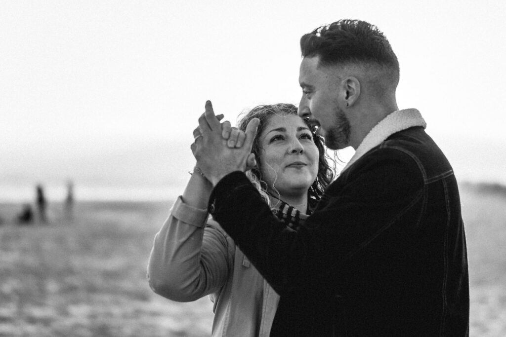 Photographe shooting couple à la plage à Montpellier.