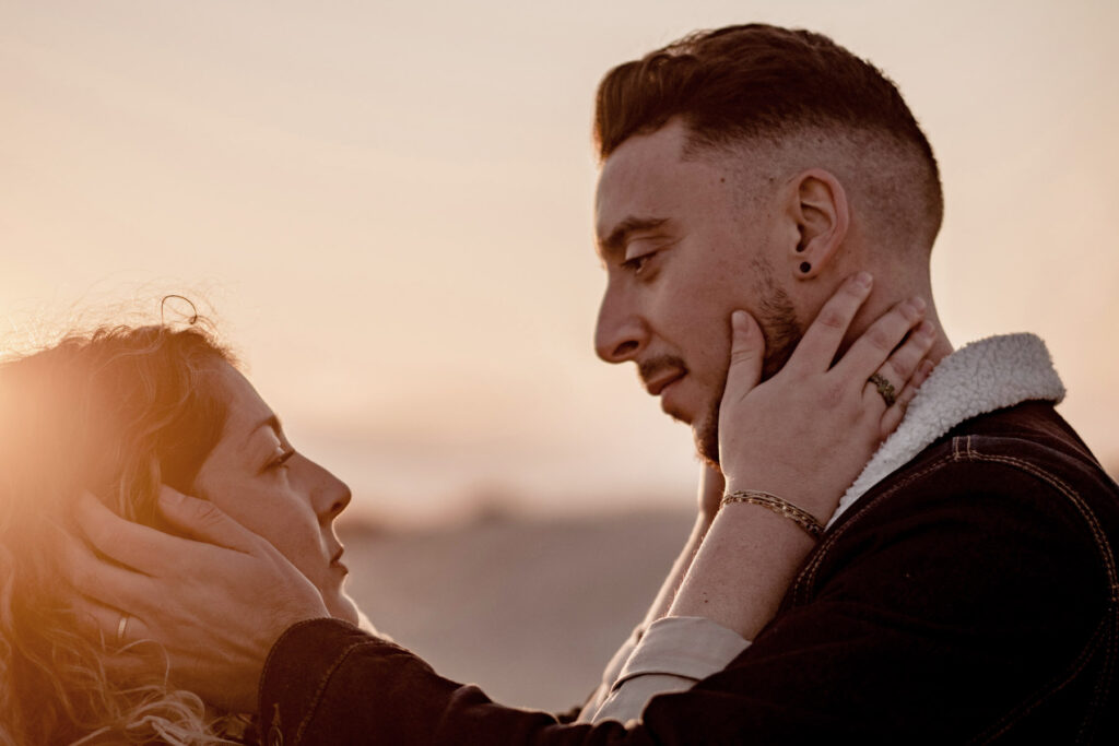 Photographe shooting couple à la plage à Montpellier.
