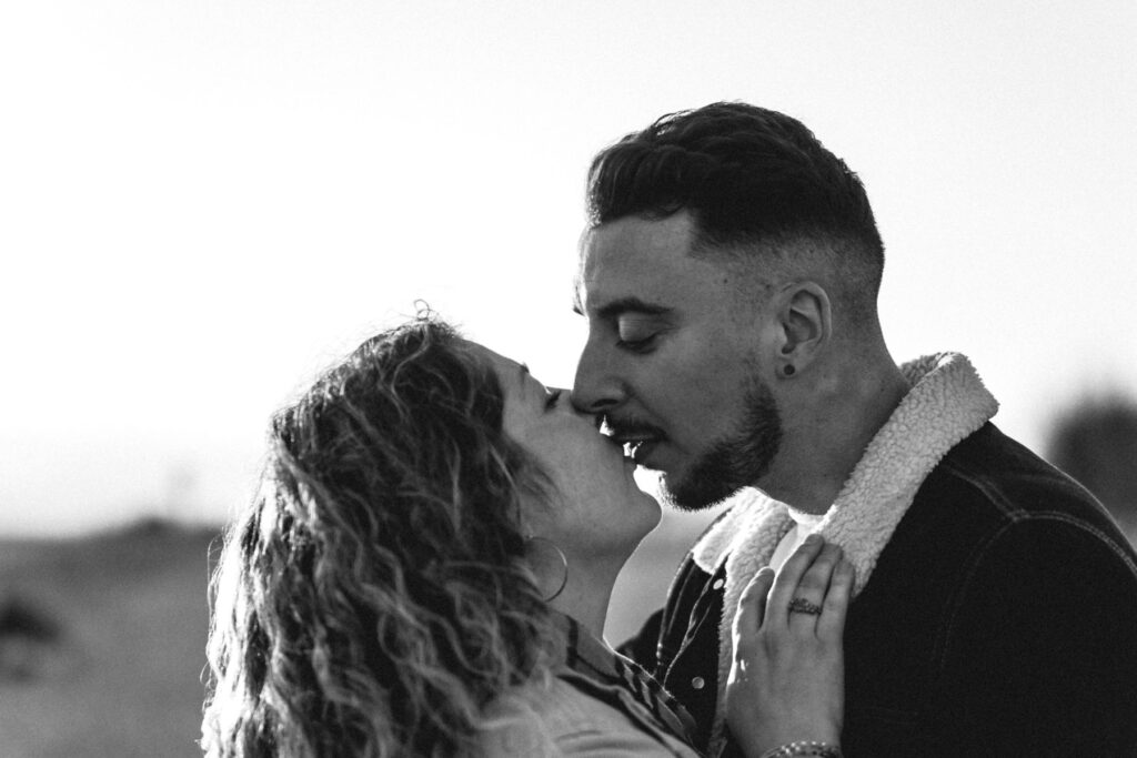 Photographe shooting couple à la plage à Montpellier.