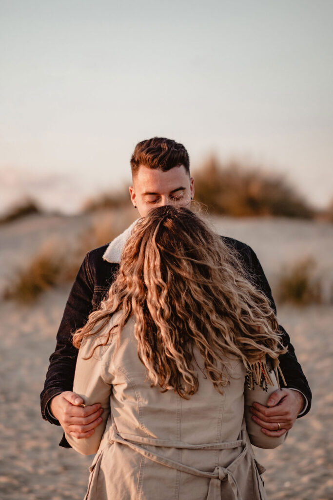 Photographe shooting couple à la plage à Montpellier.