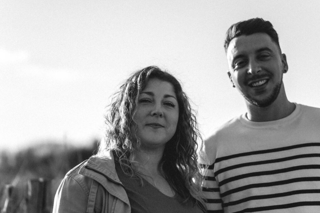 Photographe shooting couple à la plage à Montpellier.