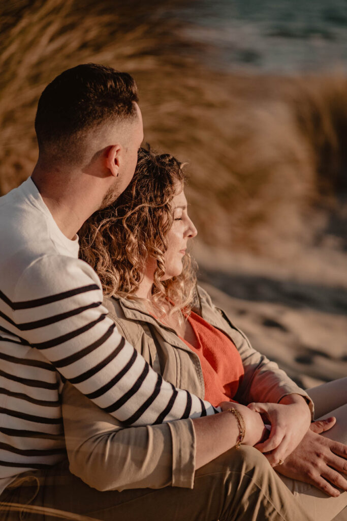 Photographe shooting couple à la plage à Montpellier.