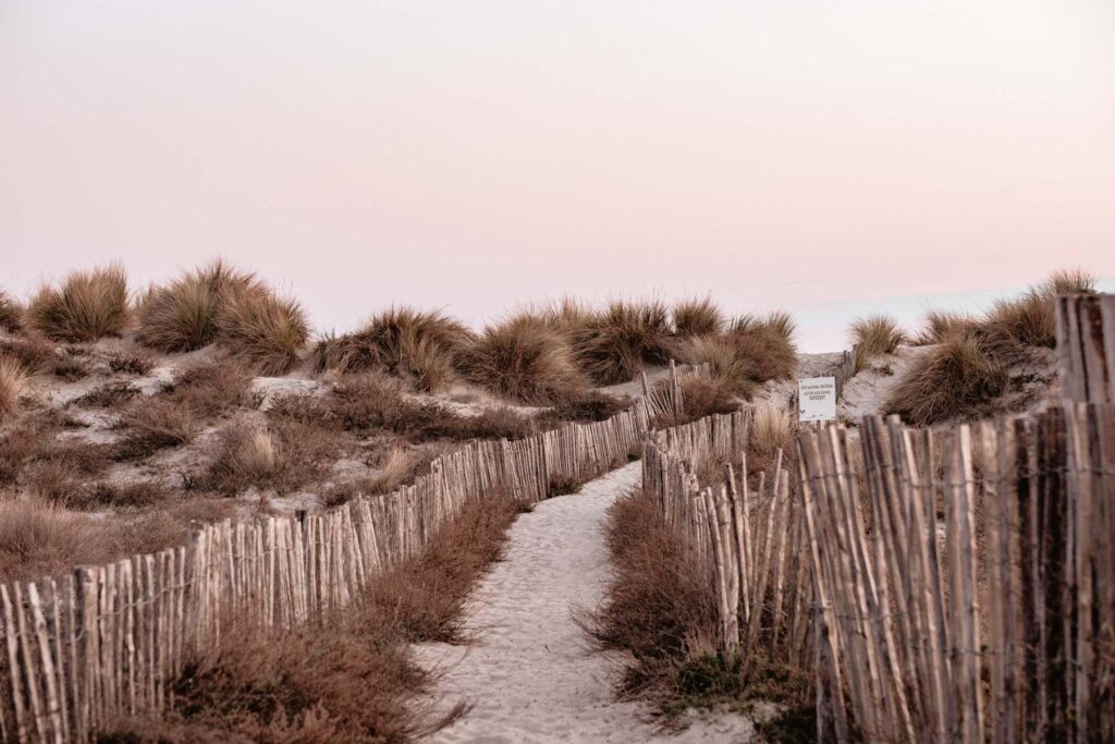 Photographe shooting couple à la plage à Montpellier.