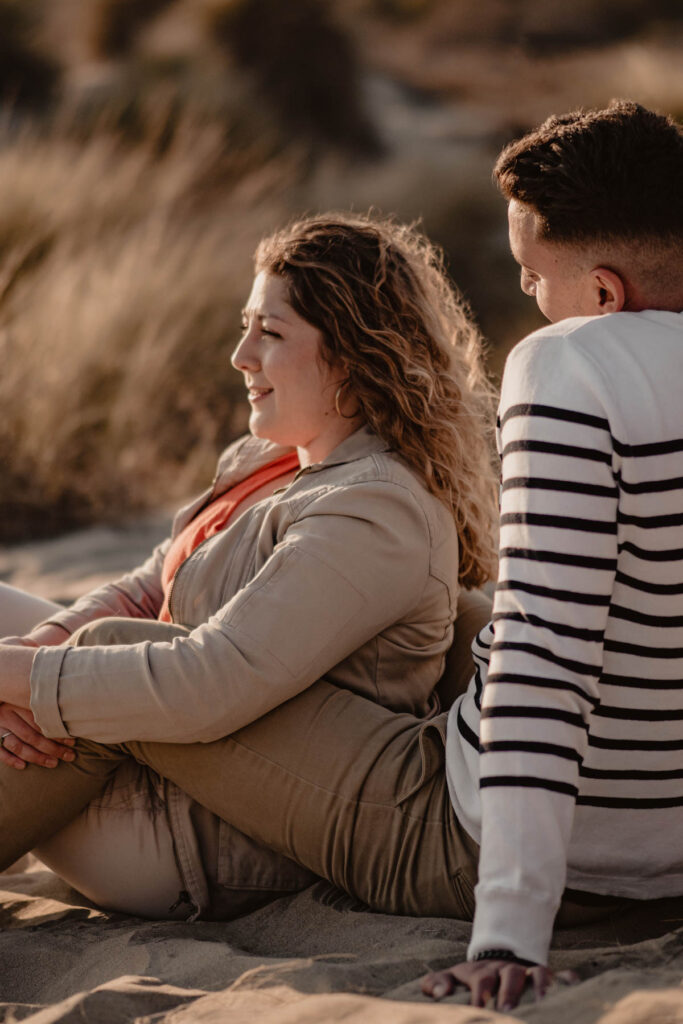 Photographe shooting couple à la plage à Montpellier.